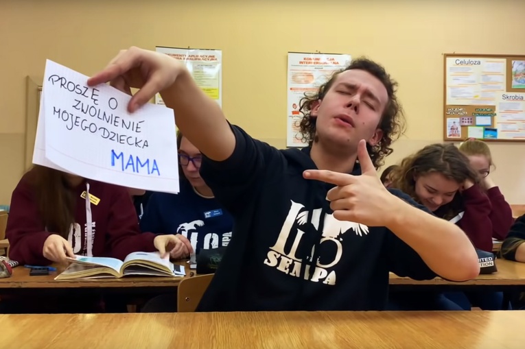 Licealiści z Tarnowskich Gór podbijają internet muzyczną parodią szkolnej rzeczywistości