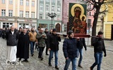 Mężczyźni w pierwszą sobotę miesiąca przeszli przez świdnicki rynek w stronę katedry.