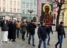 Mężczyźni w pierwszą sobotę miesiąca przeszli przez świdnicki rynek w stronę katedry.