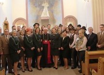 Diany ze swoim kapelanem ks. Adamem Łukiewiczem oraz gośćmi w kaplicy ośrodka "Emaus".
