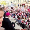 NMŻ rozpocznie się Eucharystią odprawianą jednocześnie w katedrach obu diecezji o godz. 11. O 12.30 zaplanowano przejście z placu Zamkowego na plac Trzech Krzyży, gdzie o 14 zostanie wygłoszone specjalne orędzie.