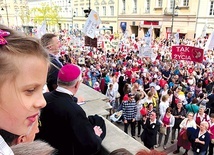 NMŻ rozpocznie się Eucharystią odprawianą jednocześnie w katedrach obu diecezji o godz. 11. O 12.30 zaplanowano przejście z placu Zamkowego na plac Trzech Krzyży, gdzie o 14 zostanie wygłoszone specjalne orędzie.