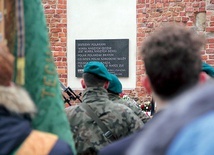 ▲	W pierwszej części uroczystości uczestnicy złożyli kwiaty pod tablicą upamiętniającą 1938 rok.