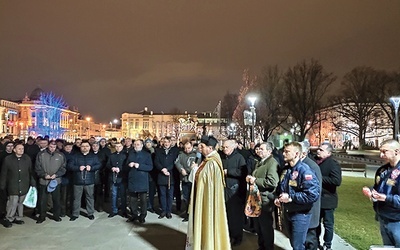 W modlitewnym spotkaniu na pl. Litewskim udział wzięło blisko 500 panów.