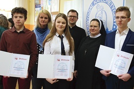 Laureaci z pamiątkowymi dyplomami (od lewej): Damian Gierek (II miejsce), Laura Szewczyk (III miejsce) i Hubert Ćwikliński (I miejsce) wraz z katechetką Agnieszką Jasińską oraz organizatorami etapu diecezjalnego: ks. Markiem Wilczewskim i s. Dominiką Dudzik.