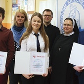 Laureaci z pamiątkowymi dyplomami (od lewej): Damian Gierek (II miejsce), Laura Szewczyk (III miejsce) i Hubert Ćwikliński (I miejsce) wraz z katechetką Agnieszką Jasińską oraz organizatorami etapu diecezjalnego: ks. Markiem Wilczewskim i s. Dominiką Dudzik.