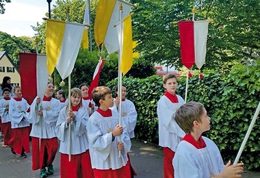 Z tymi chorągwiami ministranci wychodzą na ulice w uroczystość Bożego Ciała