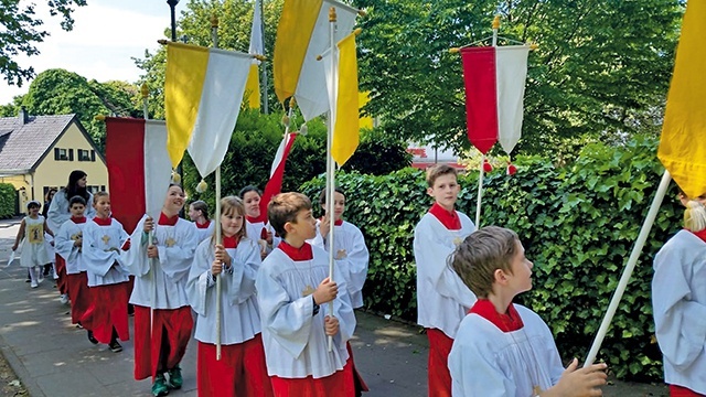 Z tymi chorągwiami ministranci wychodzą na ulice w uroczystość Bożego Ciała