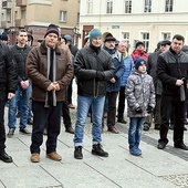 ◄	Odmawiający Różaniec na placu św. Jana Pawła II w Świdnicy.