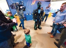 ▲	Największe zainteresowanie podczas otwarcia wzbudził ludzkiej wielkości humanoid, który nawet uroczyście przeciął wstęgę.