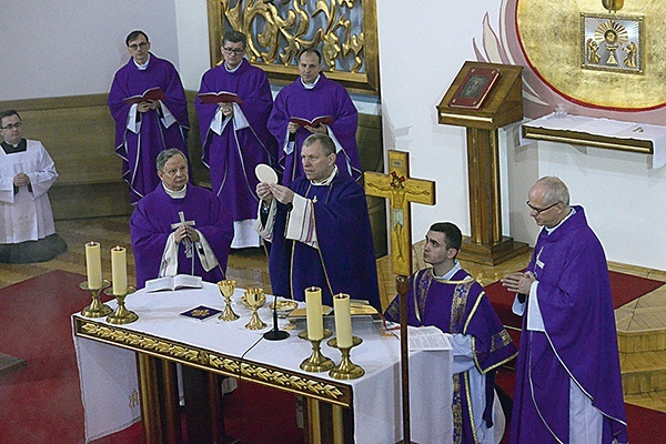 Eucharystię koncelebrował bp Henryk Tomasik. Z prawej ks. Jarosław Wojtkun.