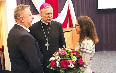 Biskup Piotr Turzyński z prelegentami.