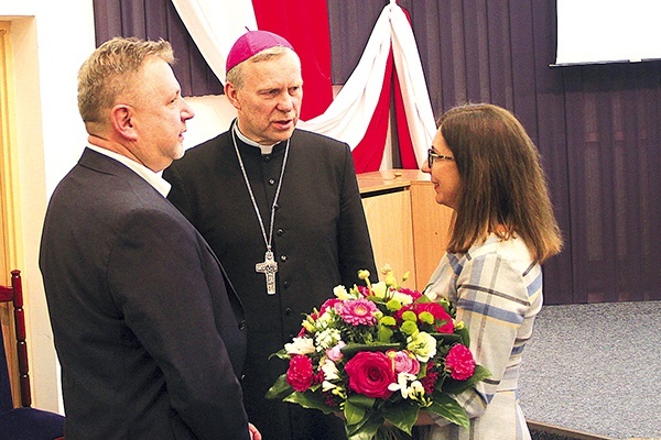 Biskup Piotr Turzyński z prelegentami.