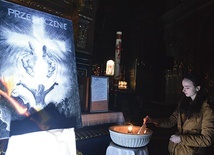 ▲	Nabożeństwu towarzyszył obraz symbolizujący przebaczenie Boga.