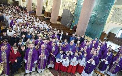 ▲	Uczestnicy wydarzenia z duszpasterzami i opiekunami w limanowskiej bazylice.