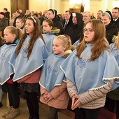 ▲	W Mszy św. uczestniczyły wszystkie pokolenia parafian. ▼	Odsłonięcie tablicy.