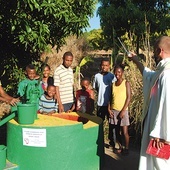 ▲	„Jeszcze dużo ludzi nie ma tu dostępu do pitnej wody” – pisze misjonarz.