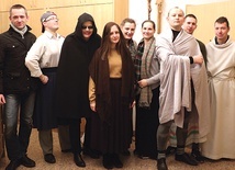 ▲	– Przygotowania umocniły we mnie przekonanie, że każdy z nas jest obdarowany i każdy, kto tylko chce, może służyć Bogu w różnoraki sposób – mówi Emilia (trzecia od lewej).