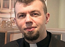 ▲	Ks. Rayss jest wikariuszem diecezji pomorsko-wielkopolskiej i parafii trójmiejskich protestantów.