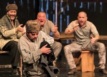 ▲	W przedstawieniu ukazano sceny z życia jeńców gułagu.