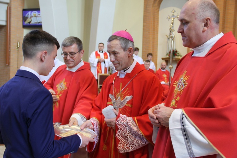 Bierzmowanie w parafii św. Jana Pawła II w Nowym Sączu