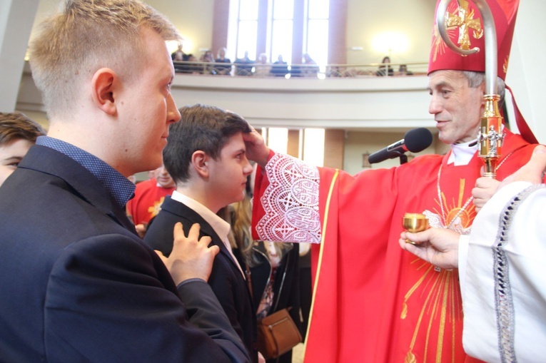 Bierzmowanie w parafii św. Jana Pawła II w Nowym Sączu