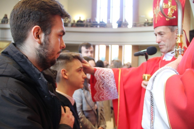 Bierzmowanie w parafii św. Jana Pawła II w Nowym Sączu