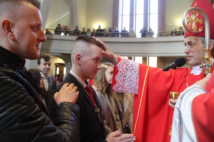 Bierzmowanie w parafii św. Jana Pawła II w Nowym Sączu