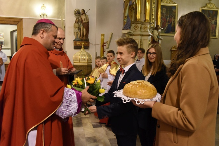 Procesja z darami w Tymbarku.