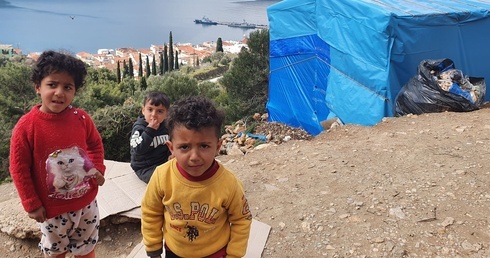 Koszalinianie dla uchodźców i migrantów. Wizyta delegacji z diecezji na Samos