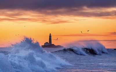 Fale rozbijają się o skały przy latarni morskiej St. Mary's na północno--wschodnim wybrzeżu USA.
2.03.2020 Whitley Bay, Stany Zjednoczone