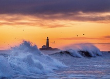 Fale rozbijają się o skały przy latarni morskiej St. Mary's na północno--wschodnim wybrzeżu USA.
2.03.2020 Whitley Bay, Stany Zjednoczone