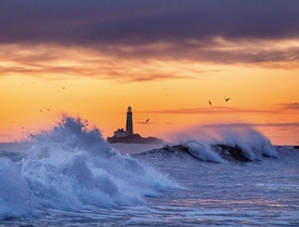 Fale rozbijają się o skały przy latarni morskiej St. Mary's na północno--wschodnim wybrzeżu USA.
2.03.2020 Whitley Bay, Stany Zjednoczone