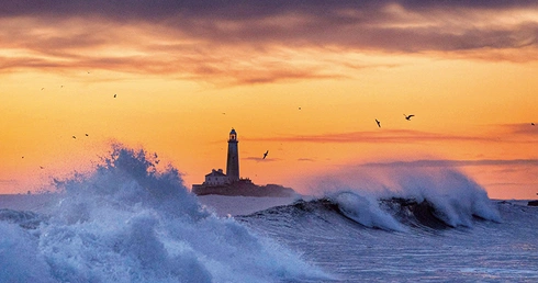 Fale rozbijają się o skały przy latarni morskiej St. Mary's na północno--wschodnim wybrzeżu USA.
2.03.2020 Whitley Bay, Stany Zjednoczone