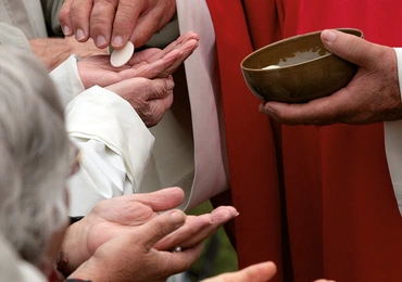 Polski episkopat w 2005 roku ogłosił dokument, w którym znalazło się ogólne pozwolenie na udzielanie Komunii św. na rękę osobom,  które o to proszą.