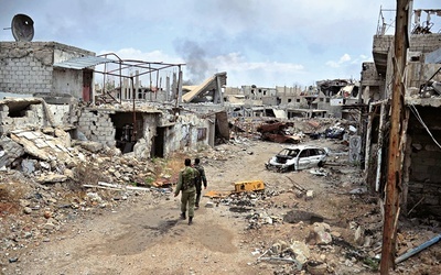 Tak wyglądała po bombardowaniach miejscowość Al-Qadam.