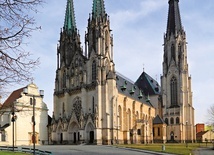 Wielokrotnie przebudowywana katedra św. Wacława, której historia sięga początków XII wieku.