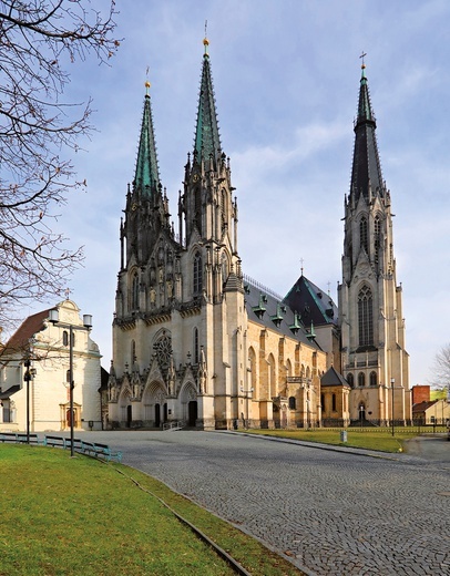 Wielokrotnie przebudowywana katedra św. Wacława, której historia sięga początków XII wieku.