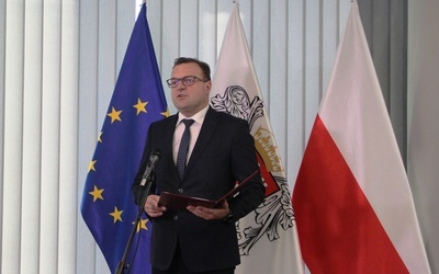 Prezydent Radosław Witkowski podczas konferencji w UM w Radomiu.