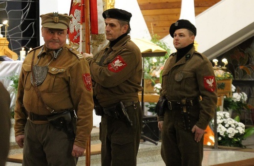Przekazanie ryngrafu ks. mjr. Rudolfa Marszałka parafii w Bystrej Krakowskiej