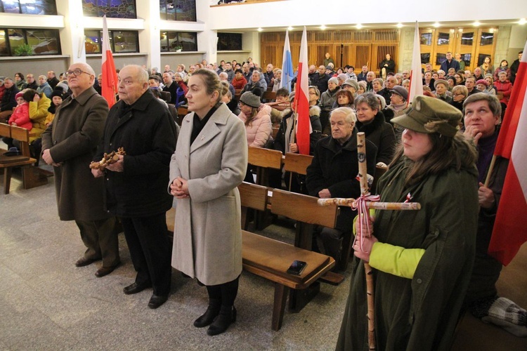 Przekazanie ryngrafu ks. mjr. Rudolfa Marszałka parafii w Bystrej Krakowskiej