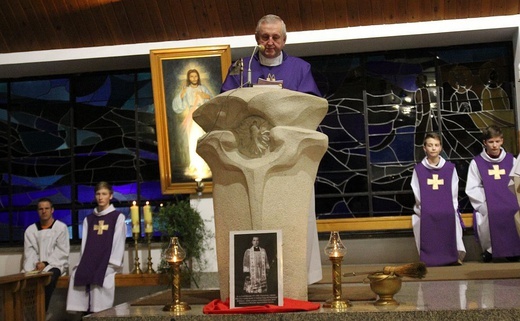 Przekazanie ryngrafu ks. mjr. Rudolfa Marszałka parafii w Bystrej Krakowskiej