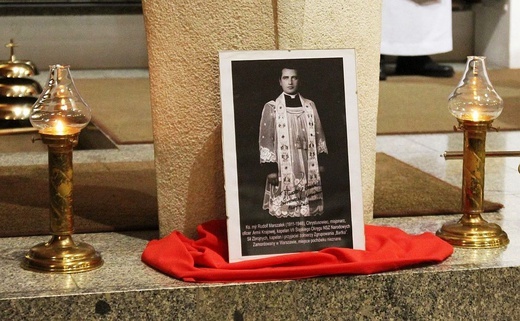 Przekazanie ryngrafu ks. mjr. Rudolfa Marszałka parafii w Bystrej Krakowskiej