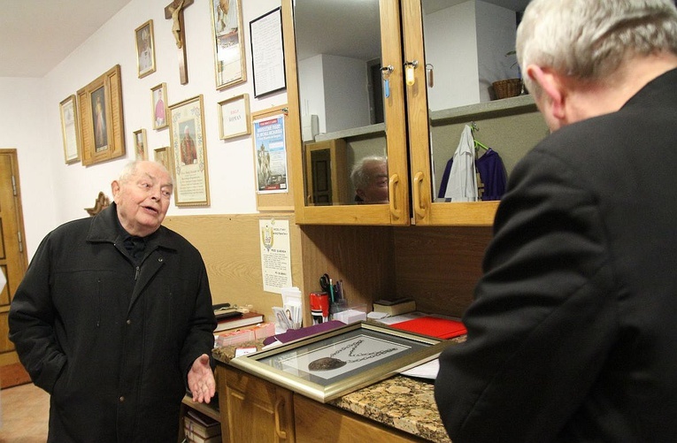 Przekazanie ryngrafu ks. mjr. Rudolfa Marszałka parafii w Bystrej Krakowskiej