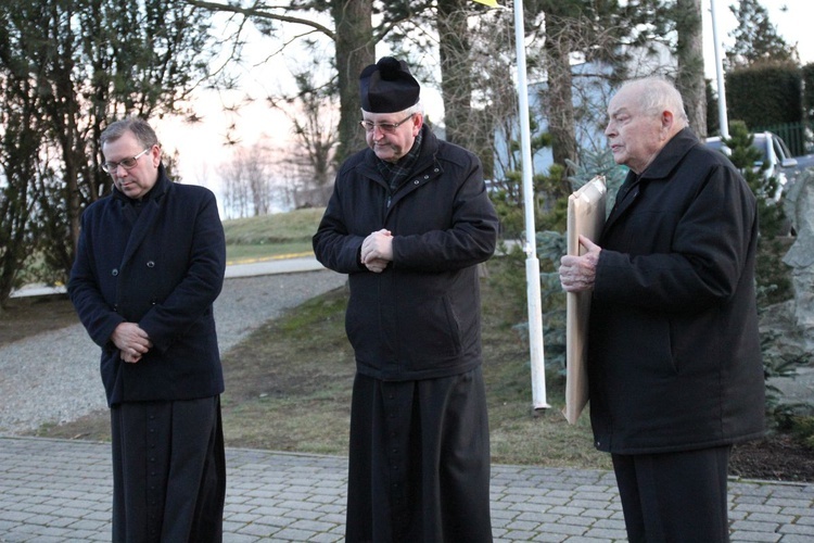 Przekazanie ryngrafu ks. mjr. Rudolfa Marszałka parafii w Bystrej Krakowskiej