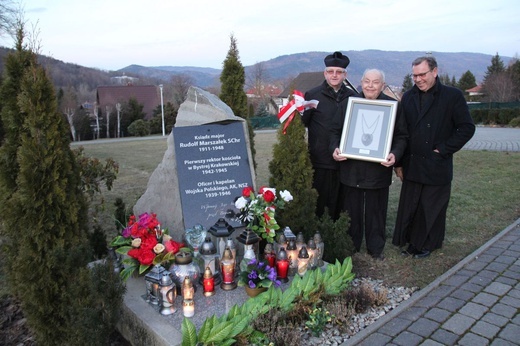 Przekazanie ryngrafu ks. mjr. Rudolfa Marszałka parafii w Bystrej Krakowskiej