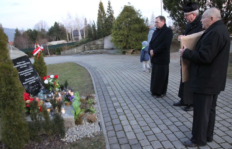 Przekazanie ryngrafu ks. mjr. Rudolfa Marszałka parafii w Bystrej Krakowskiej