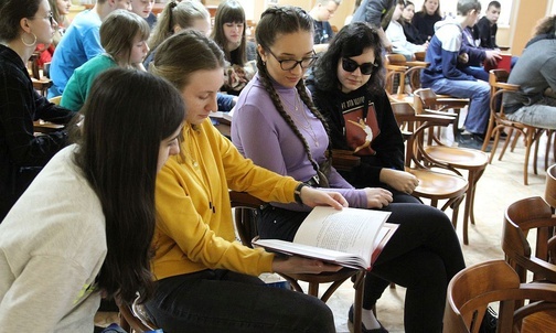 Stypendyści papiescy diecezji bielsko-żywieckiej podczas swoich rekolekcji wielkopostnych.