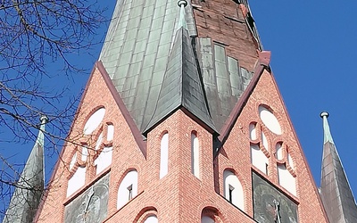 Na wieży kościoła Mariackiego w Szczecinku wiatr zerwał część dachu