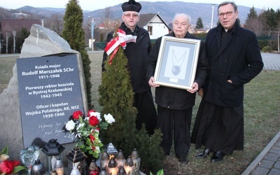Przy kamieniu upamietniającym postać ks. Rudolfa Marszałka - (od lewej): ks. Tadeusz Krzyżak, Karol Tyc i ks. Stanisław Wójcik.